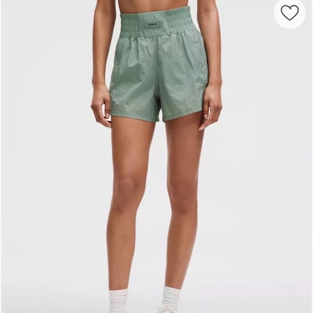 Lululemon Lightweight SHR Training Short 4" - Size 4